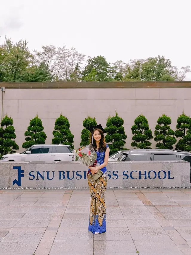 Pesona Menawan Annisa Fitriana Manager Girlgroup No Na dalam Balutan Wastra, Ternyata Jebolan Puteri Indonesia