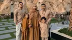 Pasangan penyanyi Anang Hermansyah dan Ashanty melaksanakan ibadah umrah di penghujung Oktober kemarin. Keduanya berangkat bersama tiga anak mereka. Selama berada di sana, Ashanty tampil beda dengan balutan hijab dan busana syar'i. Ia juga melewati hari ulang tahunnya saat masih berada di Tanah Suci. (Liputan6.com/IG/@ashanty_ash)