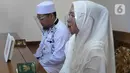 Pasangan Dewi dan Dinar saat melangsungkan pernikahan di KUA Kecamatan Meteng, Jakarta, Selasa (22/02/2022). Sejumlah pasangan sengaja melangsungkan pernikahan pada hari ini yang memiliki tanggal, bulan, dan tahun unik yakni 22-02-2022. (Liputan6.com/Herman Zakharia)