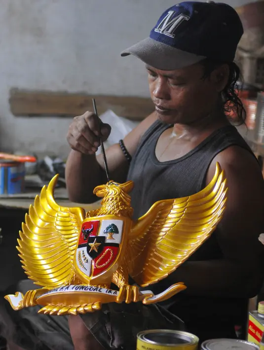 Mendekati peringatan Hari Kemerdekaan Republik Indonesia ke-79, pesanan kerajinan patung Garuda Pancasila mengalami peningkatan hingga 50 persen. (merdeka.com/Imam Buhori)