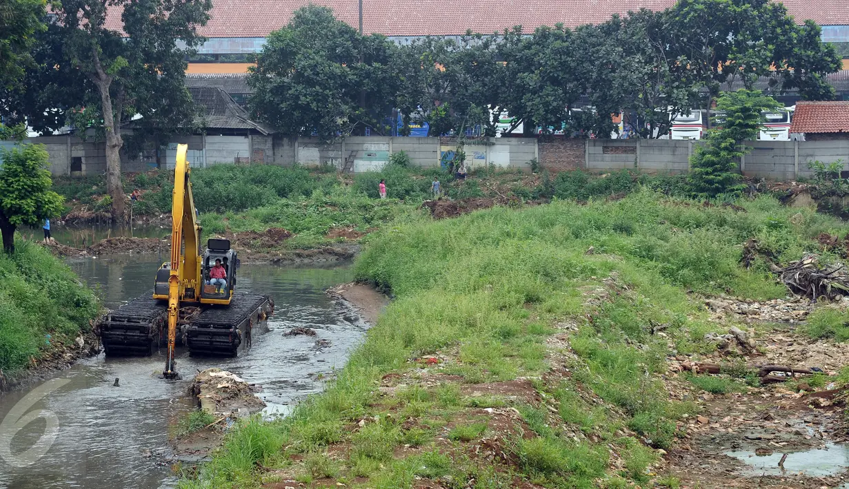 Alat berat melakukan pengerukan di Waduk Rambutan 1, Ciracas, Jakarta, Kamis (27/10). Beberapa waktu lalu, aktivitas pengerukan Waduk Rambutan I sempat terhenti akibat keterlambatan pasokan bahan bakar. (Liputan6.com/Helmi Fithriansyah)