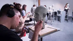 Siswa menyelesaikan bagian mulut patung wajah orang mati dari tanah liat di New York, AS pada  bulan Januari 2016. Patung dibuat dengan harapan dapat menemukan identitas orang yang mati. (Courtesy the New York Academy of Art/Handout via REUTERS)