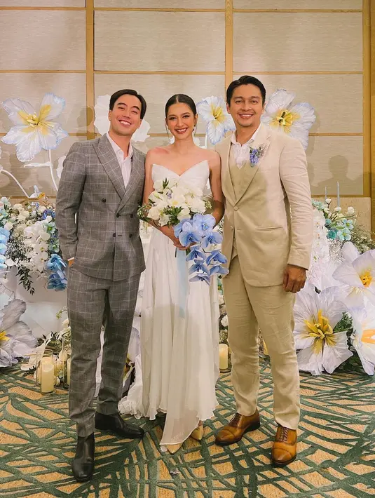 Tak tampil bersama Sheila Dara, penampilan Vidi Aldiano juga tak kalah memesona di pernikahan Mikha Tambayong. Ia mengenakan setelan jas dan celana panjangnya yang bermotif kotak berwarna abu-abu, dipadu kemeja putih. [Foto: Instagram/vidialdiano]