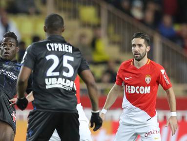 Aksi penyerang Nice, Mario Balotelli (kiri) menahan bola saat timnya melawan AS Monaco pada lanjutan Ligue 1 di Louis II Stadium, Monaco, (16/1/2018). AS Monaco bermain imbang 2-2 dengan Nice. (AFP/Valery Hache)