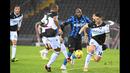 Pemain Inter Milan, Romelu Lukaku (tengah) dibayang-bayangi pemain Udinese dalam laga lanjutan Liga Itali 2020/2021 di Friuli stadium, Minggu (24/1/2021) dini hari. (Foto: AFP/Vincenzo Pinto)