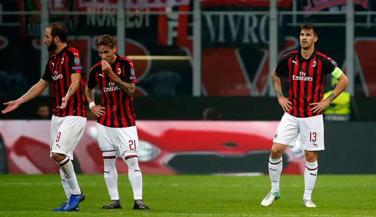 Ekspresi pemain AC Milan, Gonzalo Higuain (kiri), Lucas Biglia (tengah), dan Alessio Romagnoli setelah pemain Real Betis mencetak gol ke gawang mereka dalam Grup F Liga Europa di Stadion San Siro, Milan, Italia, Kamis (25/10). (AP Photo/Antonio Calanni)