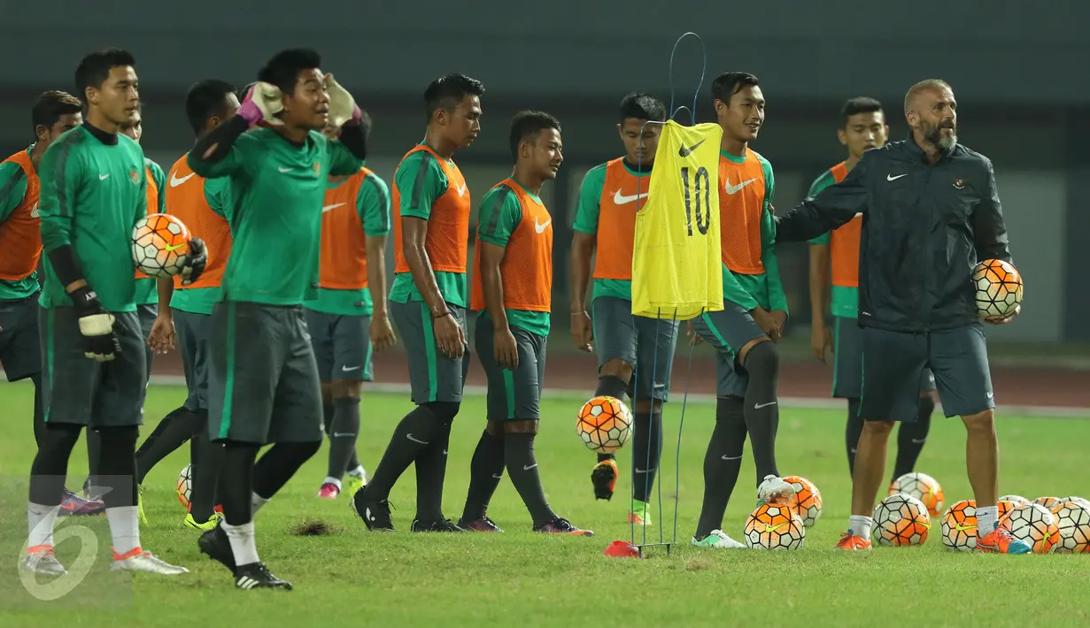 Pemain Timnas Indonesia U-22 saat melakukan latihan uji lapangan di Stadion Patriot Candrabhaga, Bekasi, Selasa (4/4). Timnas Indonesia U-22 akan melawan Persija pada Rabu (5/4). Liputan6.com/Helmi Fithriansyah)