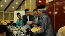 Ketua MUI DKI Jakarta Syariffuddin Abdul Ghani (kiri) berjabat tangan dengan Anggota DPD RI DKI Jakarta H. Dailami Firdaus (kedua kiri), Selasa (11/11/2014) (Liputan6.com/Andrian M Tunay)