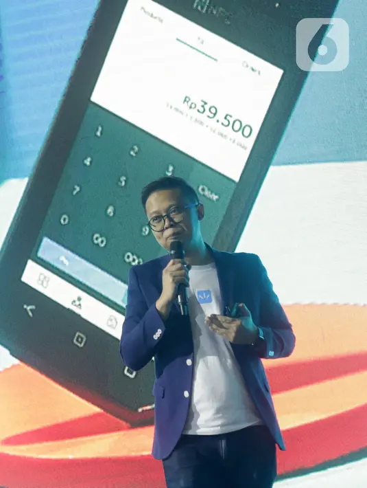CEO Youtap Indonesia Herman Suharto mencoba aplikasi Youtap Indonesia di Jakarta, Selasa (18/2/2020). Youtap menggeluarkan virtual sistem ALISA (Aplikasi Serba Bisa) yang berfungsi mendampingi para pelaku usaha agar mudah menggunakan teknologi dan paham mengenai bisnis. (Liputan6.com/HO/Mail)  
