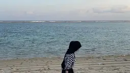 Anak sulung Ummi Pipik memang senang berlibur di pantai. Ia bisa melepas penat suasana kota dengan liburan ke pantai. Potret Adiba terlihat senang saat di pantai ini curi perhatian. (Liputan6.com/IG/adiba.knza)