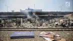 Suasana paska kebakaran di permukiman kumuh di RW 02 Kampung Walang, Lodan Raya, Jakarta, Minggu (25/8). Kondisi Kampung Walang kini porak-poranda. (Liputan6.com/Faizal Fanani)