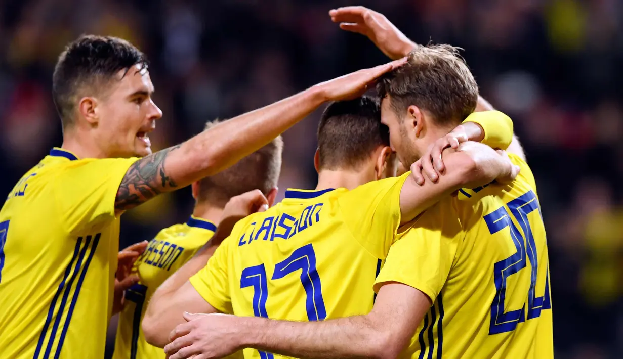 Gelandang Swedia, Ola Toivonen (kanan) melakukan selebrasi dengan rekannya usai mencetak gol ke gawang Chile pada pertandingan persahabatan internasional di Friends Arena, Stockholm, (24/3). Chile menang 2-1. (Anders Wiklund/TT via AP)