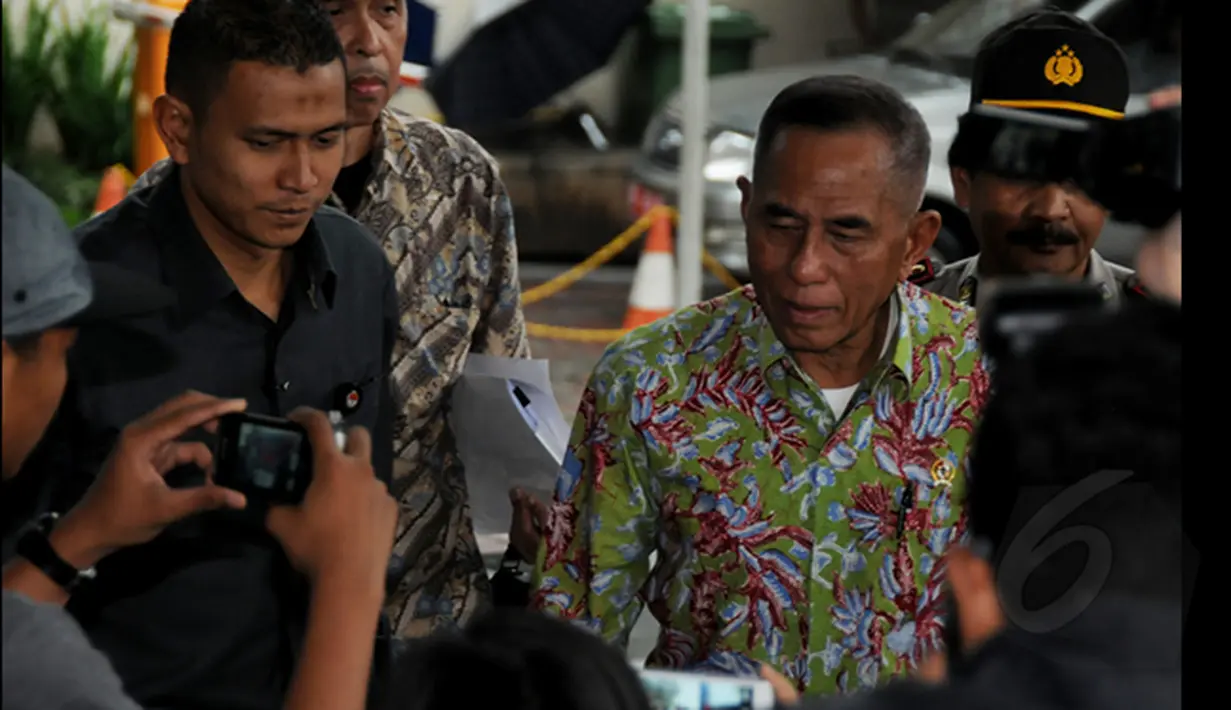 Menteri Pertahanan, Ryamizard Ryacudu  saat memasuki Gedung Komisi Pemberantas Korupsi (KPK), Jakarta, Rabu (22/01/15).  Kunjungan Menhan Ryamizard Ryacudu untuk melaporkan harta kekayaannya ke KPK. (Liputan6.com/Faisal R Syam)