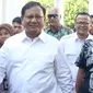 Ketua Umum Partai Gerindra Prabowo Subianto berjalan memasuki kompleks Istana Kepresidenan, Jakarta, Senin (21/10/2019).  Prabowo Subianto tiba di Istana di tengah suasana pengumuman calon menteri kabinet Presiden Joko Widodo atau Jokowi. (Liputan6.com/Angga Yuniar)