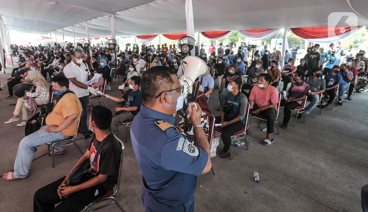 Petugas menggunakan toak saat mengimbau warga agar tidak berkerumun saat vaksinasi Covid-19 di Pelabuhan Sunda Kelapa, Jakarta, Kamis (10/6/2021). Vaksinasi diharapkan dapat memberikan perlindungan terhadap warga serta mencegah penyebaran virus di kawasan pesisir. (merdeka.com/Iqbal S. Nugroho)