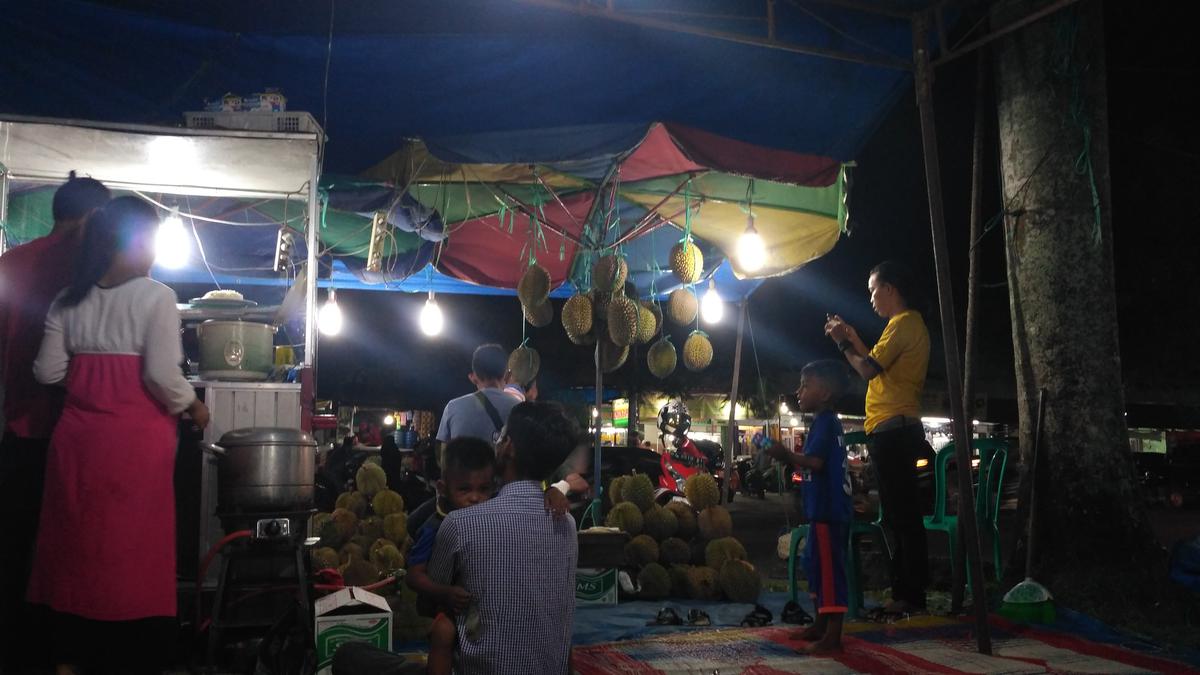 Menjelajahi Ganting, Pusat Wisata Durian di Kota Padang