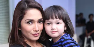 Baru-baru ini Ussy Sulistiawaty dibuat kesal oleh pemilik akun facebook  IPDA Rendy Juanda yang mengklaim dirinya sebagai orang tua dari Shakeela Eleanor Ameera (Elea) yang merupakan anak kandung Ussy. (Nurwahyunan/Bintang.com)