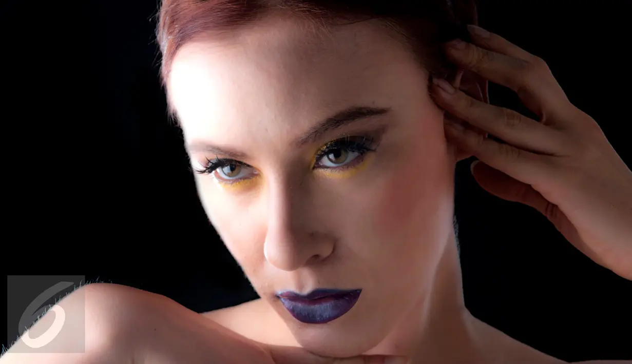 Ingin tampil unik dan edgy? Anda dapat bereksperimen dengan lipstik bernuansa gelap. Anda dapat tampil memukau dengan warna burgundy, ungu ataupun biru tanpa terlihat menyeramkan. (Liputan6.com/Yudha Gunawan)