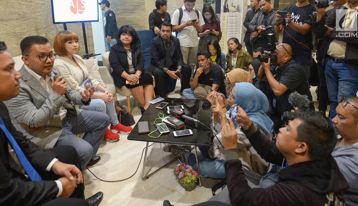 Kuasa Hukum didampingi YouTuber Kimi Hime memberi keterangan pers terkait konten youtube yang di blokir Kominfo di Jakarta, Jumat (2/8/2019). Kimi Hime akan mempertimbangkan mengenakan pakaian yang lebih tertutup saat membuat konten YouTube miliknya. (merdeka.com/Imam Buhori)