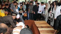 Pandangan Nia Ramadhani tak lepas dari jenazah ayahandanya di TPU Kampung Kandang, Jakarta Selatan (Liputan6.com/Rini Suhartini)