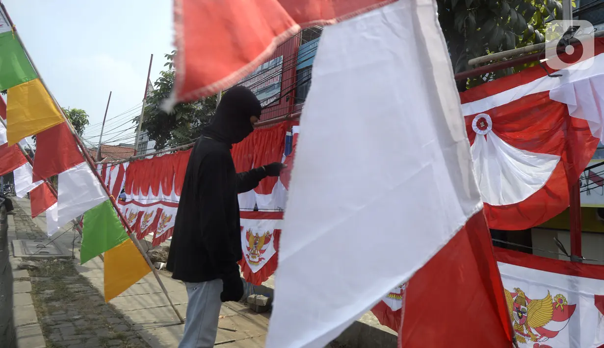 Pembeli memilih pernak-pernik HUT Kemerdekaan RI di Jalan Siliwanggi, Pamulang, Tangerang Selatan, Banten, Kamis (30/7/2020). HUT Kemerdekaan RI tahun ini warga kurang antusis dibandingkan pada tahun sebelumnya karena pandemi COVID-19. (merdeka.com/Dwi Narwoko)
