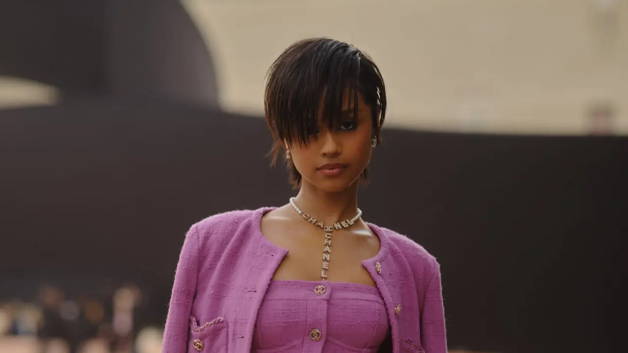 Serba Pink, Gaya Tyla Mencuri Atensi dengan Rambut Pixie Cut di Chanel F/W 2025 Paris Fashion