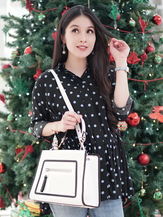 Pemeran Indah dalam sinetro Cinta Indah juga mengucapkan terima kasih pada warganet yang selama ini terus mendoakan. Memohon maaf lantaran tidak bisa membalas satu persatu komentar lantaran sedang belajar menjadi ibu baru. (Instagram/sandradewi88)