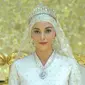 Anisha Rosnah mengenakan tiara pinjaman dari kakak ipar di acara Majlis Istiadat Bersanding Pengantin Diraja, 14 Januari 2024. (dok. Screenshoot Youtube RTB News)