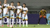 Choirul Huda, Kiper Persela Lamongan saat menjadi kapten timnya melawan  PS TNI pada lanjutan Liga 1 Indonesia 2017 di Stadion Pakansari, Bogor, Sabtu (27/5/2017). PS TNI menang 3-2. (Bola.com/Nicklas Hanoatubun)