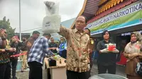 Pemusnahan barang bukti narkoba jenis sabu di kantor BNN Riau. (Liputan6.com/M Syukur)