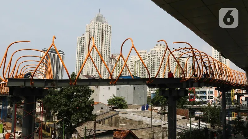 Melihat Pembangunan Skywalk Penghubung Stasiun dengan Halte di Kebayoran Lama