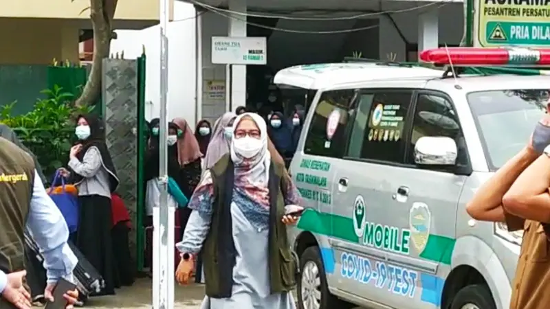 Nampak petugas kesehatan tengah mengevakuasi ratusan santri di salah satu claster pesantren di Kota Tasikmalaya, Jawa Barat.