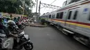 Perlintasan sebidang di Stasiun KA Duren Kalibata rencananya akan ditutup permanen pada pertengahan Juli, Jakarta, Kamis (14/7). Penutupan akan dilakukan usai hasil peninjauan Suku Dinas Perhubungan dan Transportasi Jaksel. (Liputan6.com/Yoppy Renato)