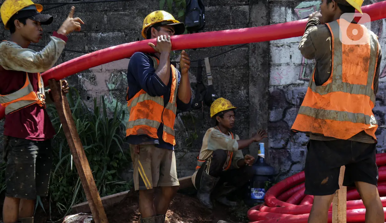 Pekerja informal melakukan pengerjaan menarik kabel di Jakarta, Kamis (2/12/2021). Kementerian Ketenagakerjaan (Kemnaker) menegaskan tidak hanya menyiapkan program bagi pekerja formal seperti Bantuan Subsidi Upah (BSU), tetapi juga bagi pekerja informal. (Liputan6.com/Johan Tallo)