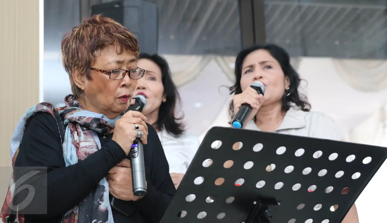 Penyanyi Titiek Hamzah menyumbangkan lagu seusai prosesi adat batak di rumah duka Fatmawati, Jakarta, Sabtu (27/08). Sebelum dibawa ke rumah sakit, Eddy Silitonga sempat menyanyi dengan keluarga. (Liputan6.com/Herman Zakharia)