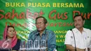 Mahfud MD (tengah) memberikan kepada wartawan saat Buka Puasa Sahabat Gus Dur, Jakarta, Rabu (22/6). Mahfud menjelaskan bahwa Gus Dur merupakan sosok yang tepat untuk memiliki gelar Pahlawan Nasional.(Liputan6.com/Faizal Fanani)
