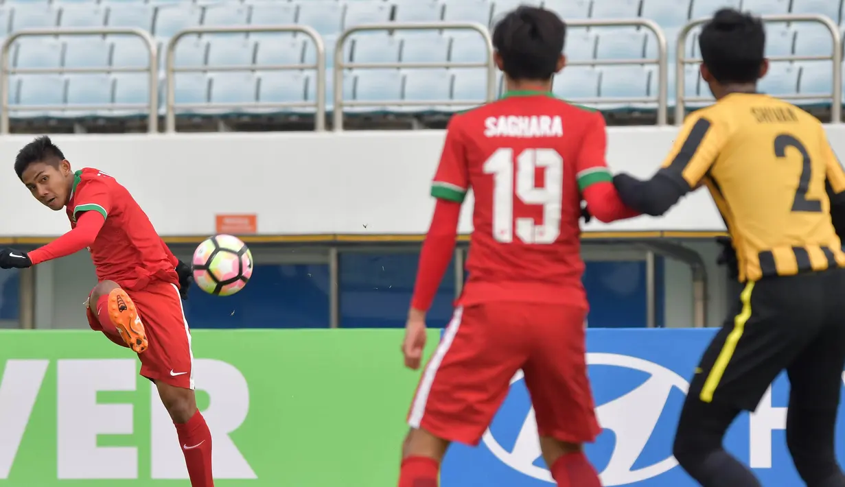 Bek Indonesia U-19, Firza Andika, melepas umpan saat melawan Malaysia U-19 pada laga Kualifikasi Piala Asia U-19 2018 di Stadion Public, Paju, Senin (6/11/2017). Indonesia kalah 1-4 dari Malaysia. (AFP/Kim Doo-Ho)
