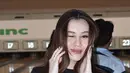 Melengkapi tampilannya cukup dengan jam tangan, serta kalung silver berliontin minimalis. Rambut panjang kecoklatan dibiarkan terurai belah dua.  [@aaliyah.massaid]