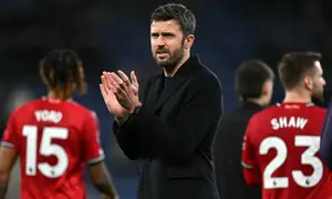 Tambahan tiga poin membuat Manchester United kembali ke peringkat keempat dengan raihan 48 poin. Tampak dalam foto, pelatih interim Manchester United asal Inggris, Michael Carrick, memberikan tepuk tangan kepada para penggemar setelah pertandingan pekan ke-27 Liga Primer Inggris 2025/2026 melawan Everton di Stadion Hill Dickinson, Liverpool, barat laut Inggris, Senin 23 Februari 2026 waktu setempat atau Selasa 24 Februari 2026 dini hari WIB. (Paul ELLIS/AFP)