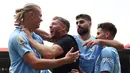 Ternyata pria yang memeluk Haaland adalah Terry Flanagan. Dia merupakan mantan juara dunia kelas ringan asal Inggris yang pensiun pada 2019. (Photo by Darren Staples / AFP)