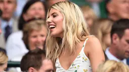 Penyanyi dan penulis lagu Inggris Mollie King bersiap menyaksikan hari keenam Kejuaraan Tenis Wimbledon 2019 di Royal Box on Centre Court di The All England Tennis Club di Wimbledon, London (6/7/2019). (AFP Photo/Glyn Kirk)