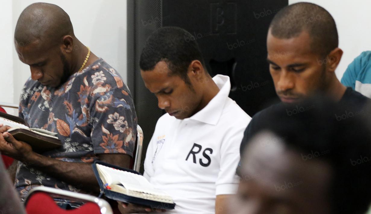 Pemain Persipura, Boaz Solossa, Ruben Sanadi, dan Ian Kabes khusyuk dalam ibadah bersama jelang laga perdana Torabika Soccer Championship 2016 di Hotel Yasmin, Jayapura, Kamis (28/4/2016). (Bola.com/Nicklas Hanoatubun)
