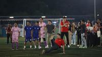 Aksi Raffi Ahmad yang sempat terpeleset saat melakukan tantangan tendangan penalti dalam rangkaian acara fun football bersama legenda Manchester United, Peter Schmeichel di Pancoran Soccer Field, Jakarta, Minggu (6/8/2023) malam WIB. (Bola.com/Ikhwan Yanuar)