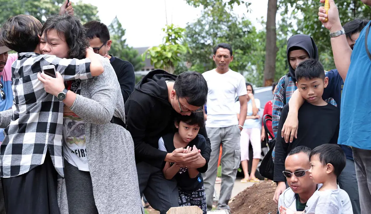 Suasana haru warnai kedatangan para personel Project Pop di peristirahatan terakhir sahabatnya Muhammad Fachroni alias Oon, di TPU Legok Seureuh Mekar Wangi, Kota Bandung, Jawa Barat, Sabtu (14/1/2017). (Deki Prayoga/Bintang.com)