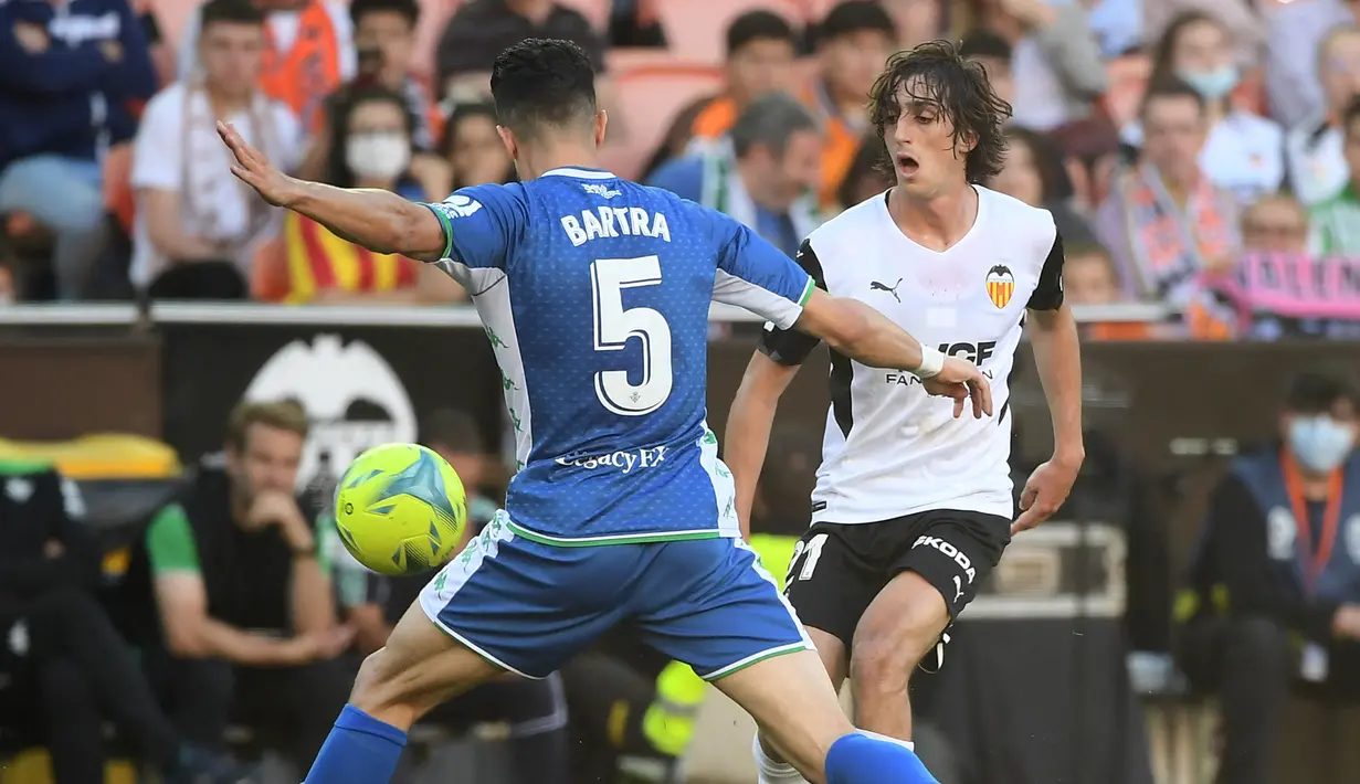 Bryan Gil. Sayap kiri Spanyol berusia 21 tahun ini sejatinya adalah milik Tottenham Hotspur usai didatangkan dari Sevilla pada awal musim 2021/2022 dengan nilai transfer sebesar 25 juta euro. Namun di bawah asuhan Anotonio Conte, sang pemain tidak banyak mendapat kesempatan bermain di Liga Inggris dengan hanya tampil dalam 9 laga. Ia pun lalu dipinjamkan ke Valencia pada tengah musim 2021/2022 dan mampu tampil reguler di La Liga sehingga berpeluang dipermanenkan di musim 2022/2023. (AFP/Jose Jordan)