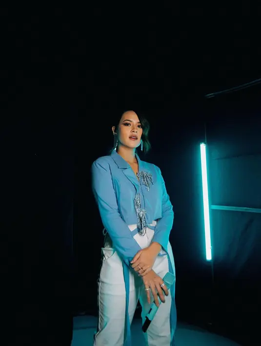 <p>Tampilan lady boss ala Raisa yang satu ini juga jangan sampai ketinggalan untuk dijadikan inspirasi. Mengenakan cropped hem berwarna biru muda yang diberi pemanis bros-bros silver, Raisa memadukan penampilannya dengan high-waisted pants berwarna putih. Foto: Instagram.</p>