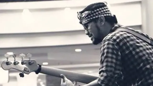 [Bintang] Bassist Kerispatih, Andika Putrasahadewa Meninggal Dunia