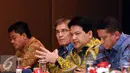 Ketua KPU Husnin Kamil Manik (ketiga kiri) memberikan keterangan Pilkada Serentak 2017 di Jakarta, Senin (15/2/2016). Pilkada akan dilaksanakan Rabu 15 Februari 2017 di 101 daerah, 7 provinsi, 18 kota dan 76 kabupaten. (Liputan6.com/Helmi Fithriansyah)