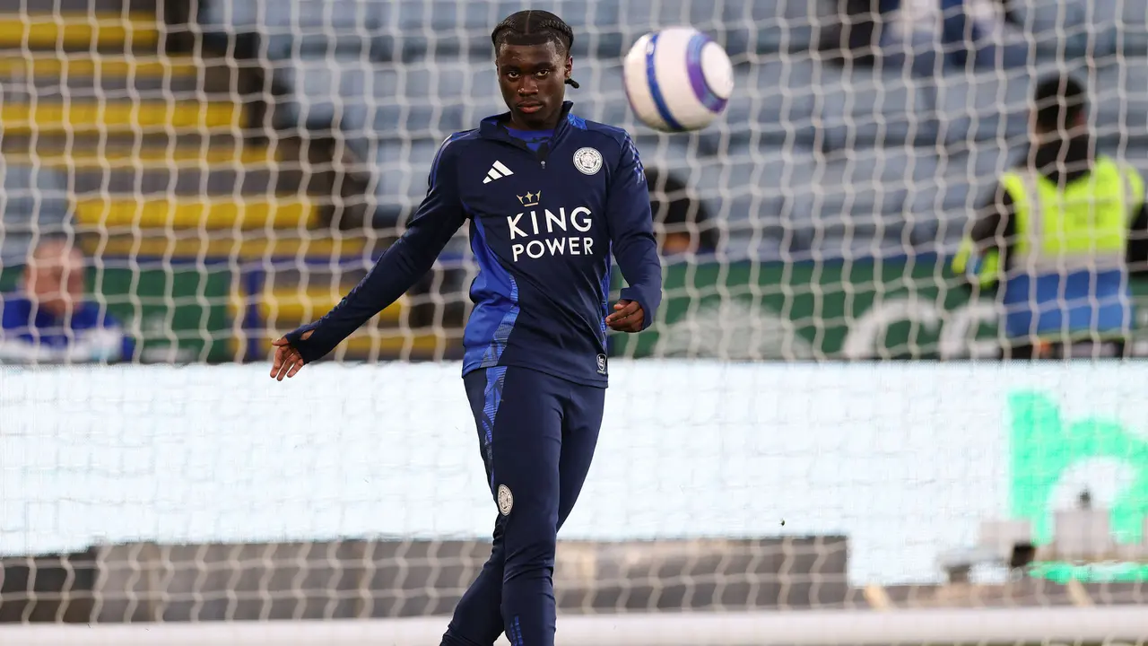 Foto: Jadi Debutan Kedua Termuda di Liga Inggris, Leicester Tak Pasang Sponsor pada Jersey Jeremy Monga