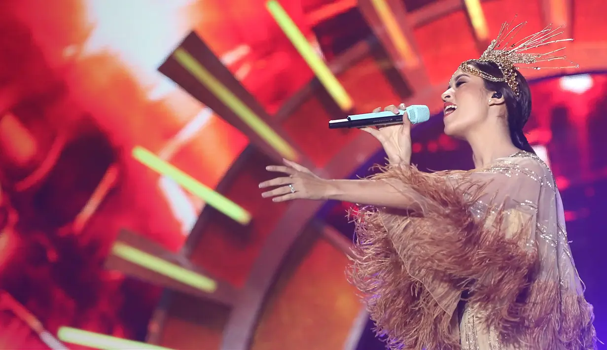 Selain Raisa, HUT SCTV ke-27 dimeriahkan oleh penyanyi Internasional, Bebe Rexha. Sederet penampil dari Tanah Air sebut saja Virgoun, Anji, Agnez Mo, NOAH, Prilly Latuconsina, Kotak, JKT48, Raisa, Afgan, dan masih banyak lagi. (Bambang E Ros/Bintang.com)